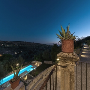 vista della piscina dal balcone della torre padronale