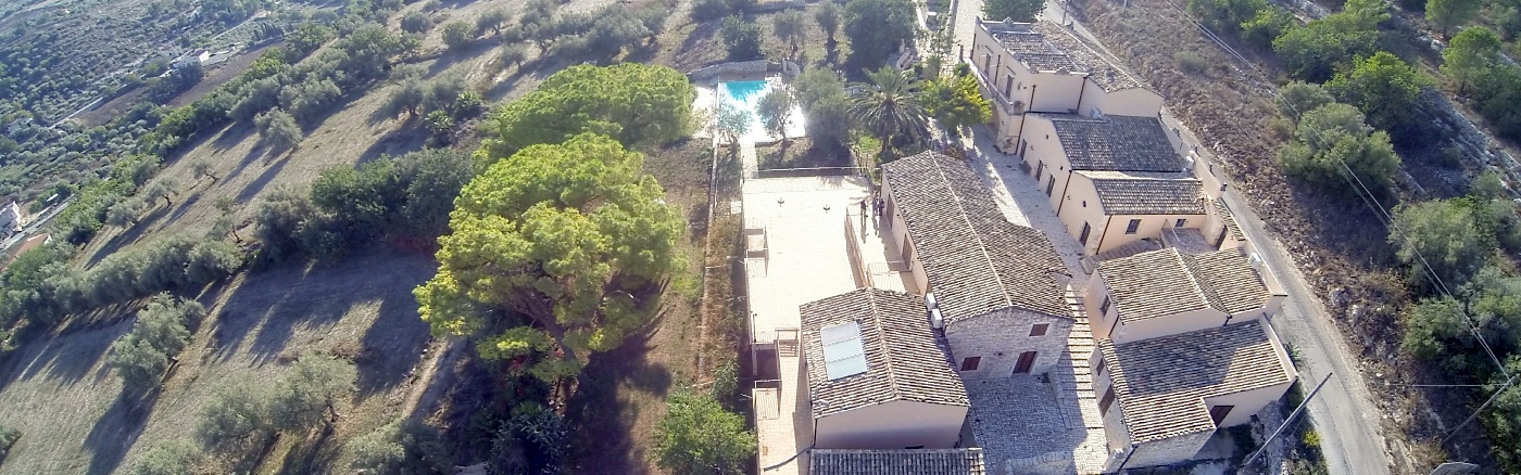 panoramica drone longitudinale in direzione villa